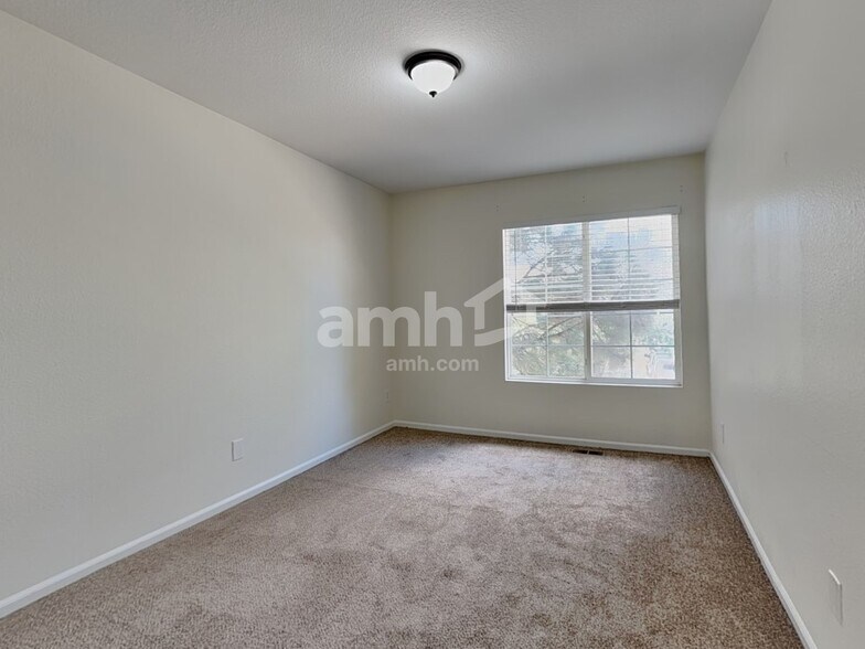 Building Photo - 9762 Chambers Dr