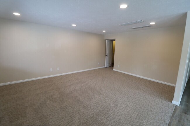 Building Photo - Large Pet Friendly House in the Foothills of Provo