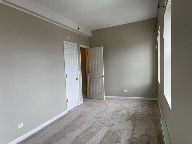 Building Photo - x141a-R