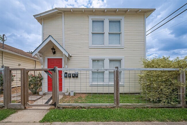 Building Photo - 414 E 9th St