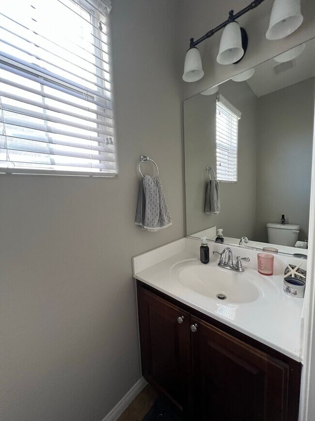Building Photo - ABSOLUTELY AMAZING! Large 4 bedroom 2 stor...