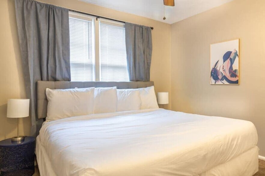 Building Photo - 3912 Crestview Dr