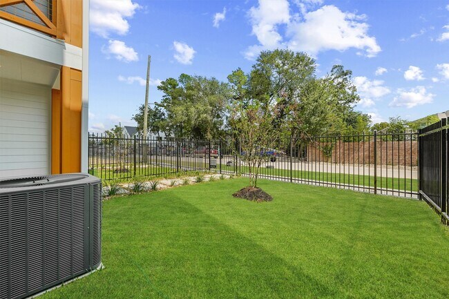 Building Photo - 3903 F Pinemont Dr