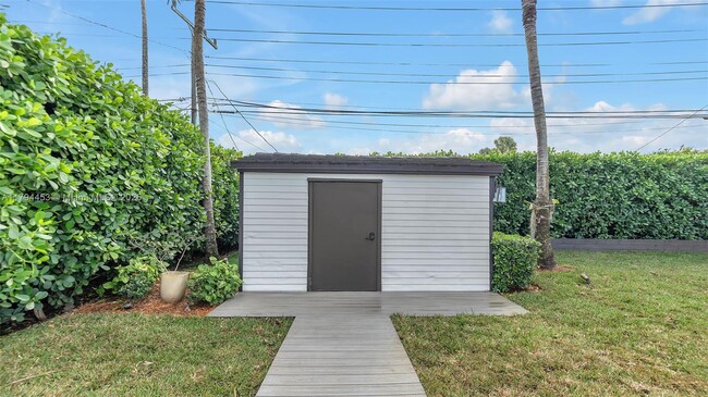 Building Photo - 6720 SW 48th St