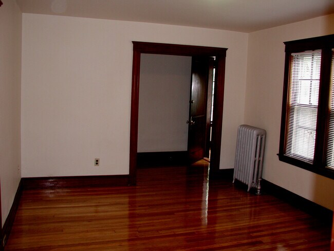 Living room - 13 Higgins St