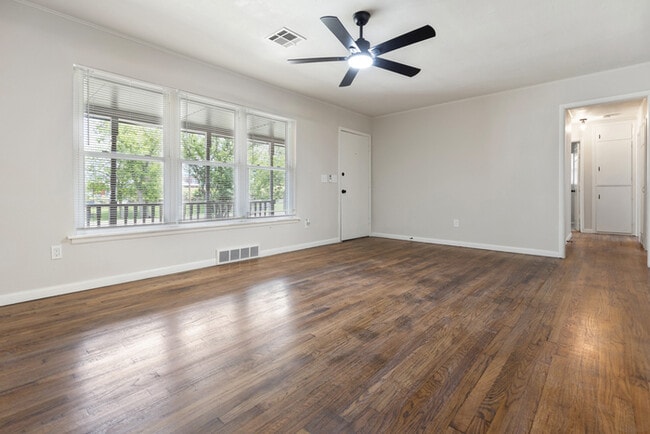 Building Photo - 730 N College St