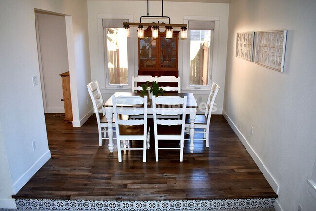 Building Photo - Comfortable Living with a Generous Yard in Gladstone