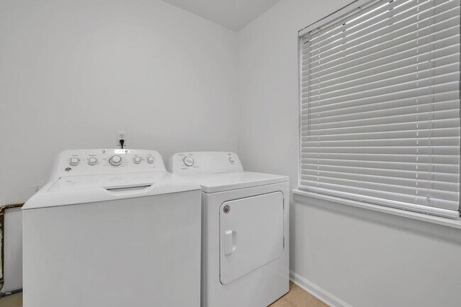 Building Photo - 890 Richardson Rd