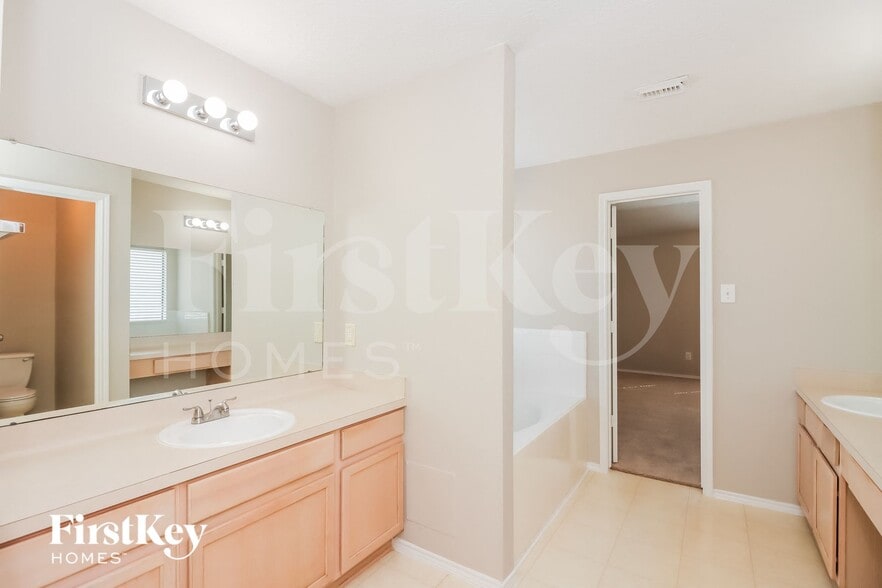 Building Photo - 16322 Lynn Crest Ct