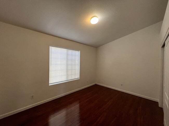 Building Photo - MOVE IN READY!!