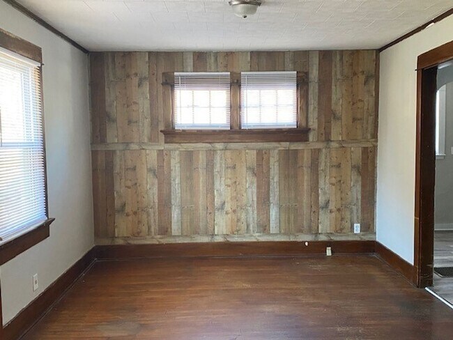 Building Photo - A charming three bedroom, one bathroom sin...