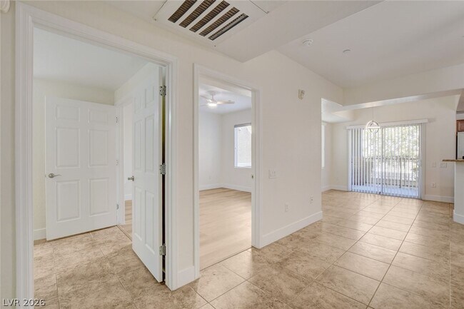 Building Photo - 6868 Sky Pointe Dr