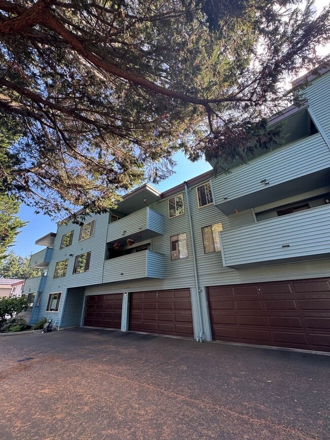 Primary Photo - 2 Bedroom 1 Bath Burien Condo 995sf, Firep...