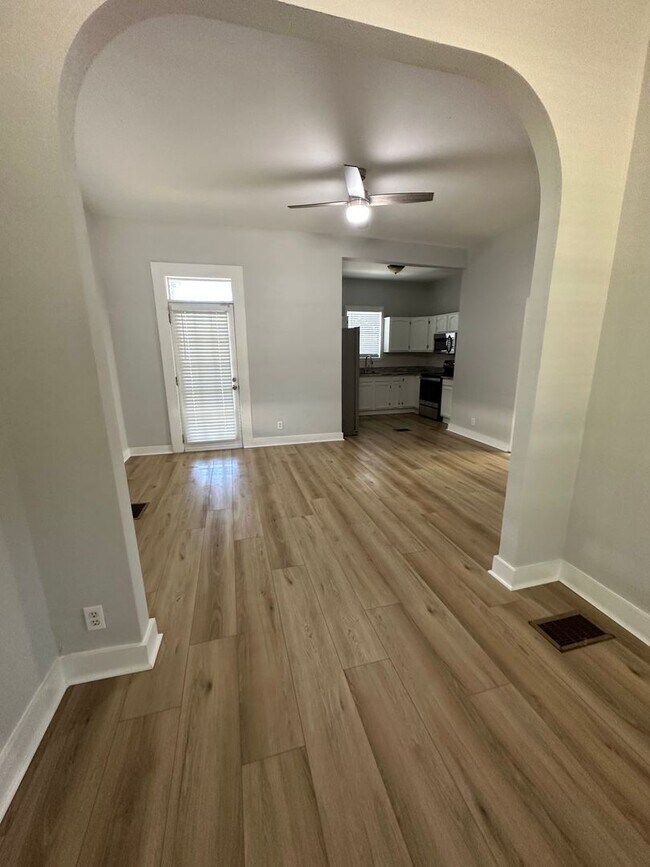 Building Photo - 5 bedroom, 2 bath, detached bonus room w/b...