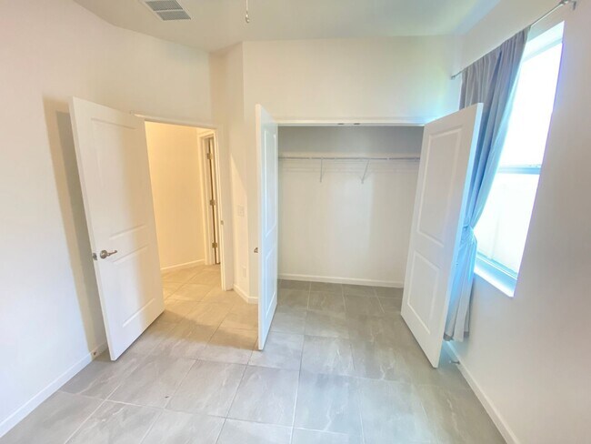 Building Photo - 1273 Hendon Lp