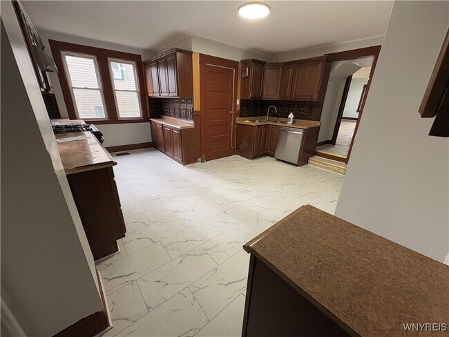 Building Photo - 143 Reo Ave