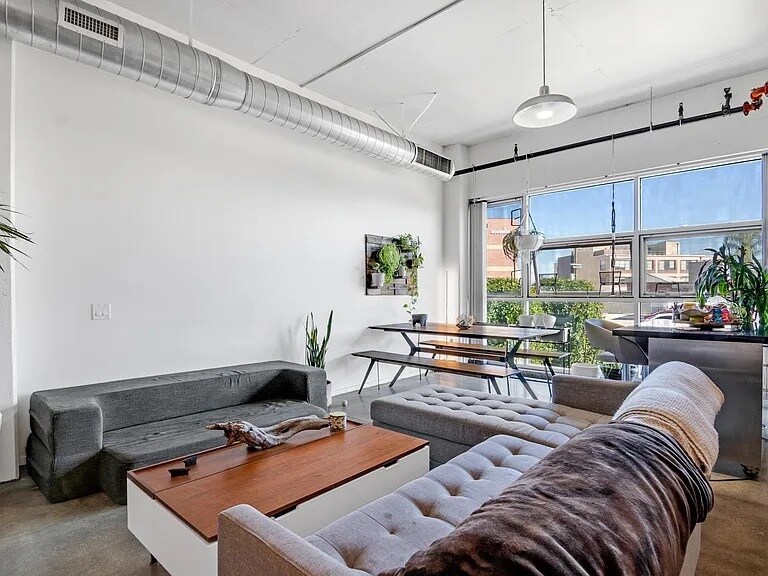 Building Photo - 510 S Hewitt St
