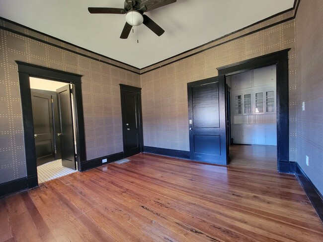 Building Photo - 10ft Ceilings - Chandeliers - Linen Gold S...