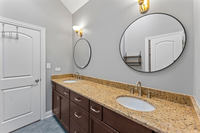 Building Photo - 9743 Oak Park Ave