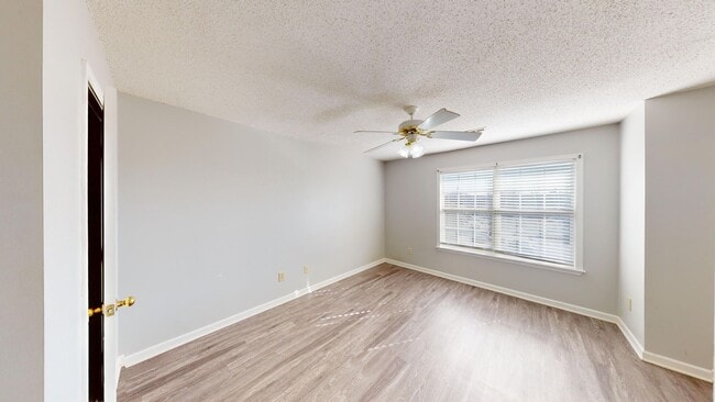 Building Photo - Renovated Three Bedroom Columbia Townhome!!