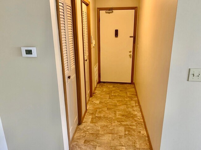 Building Photo - 2 Bedroom/1.5 Bathroom Apartment - Second Floor