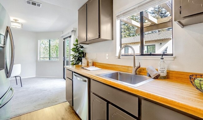 Building Photo - 5085 Valley Crest Dr