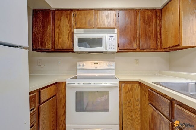 Building Photo - 3806 Iowa Dr