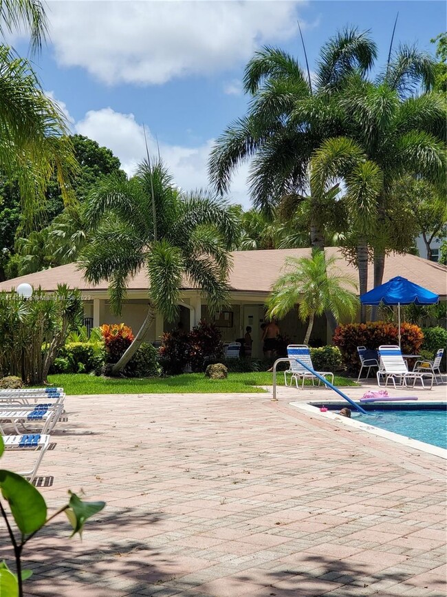 Building Photo - 2901 S Palm Aire Dr