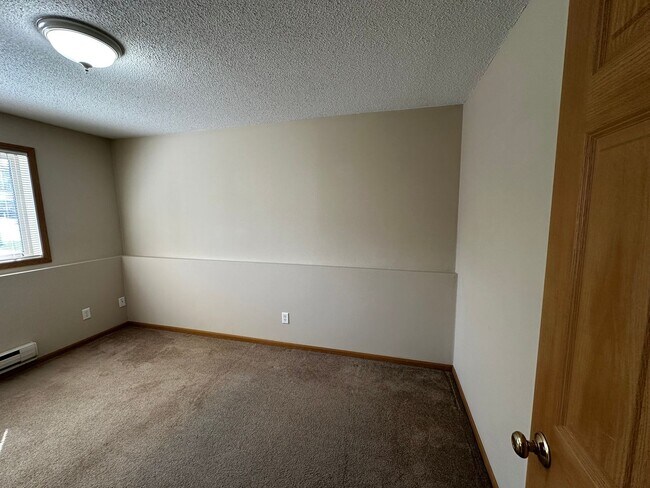 Building Photo - 2 Bed 1 Bath Apartment
