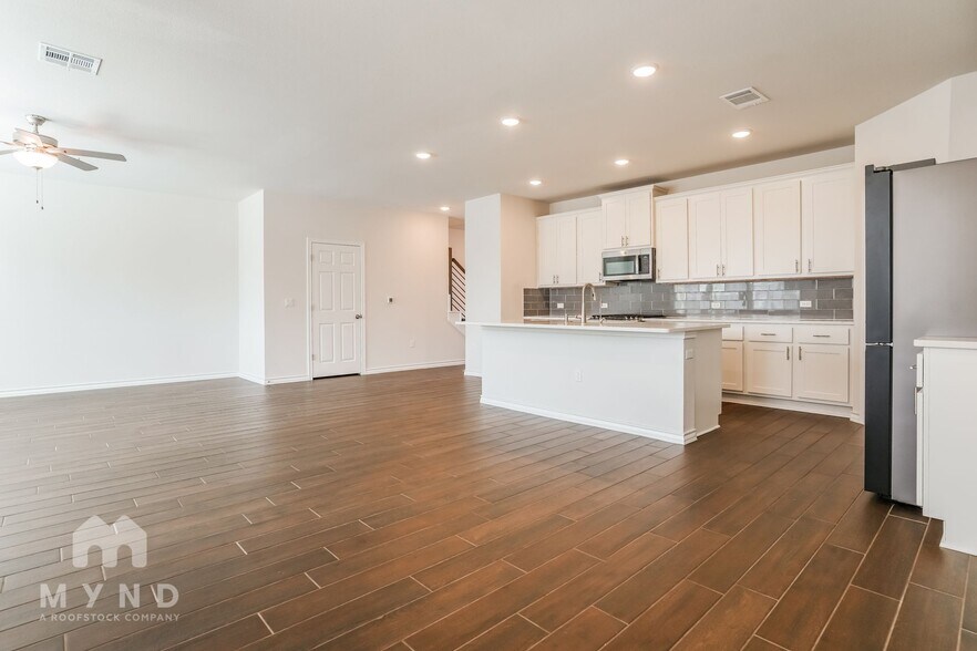 Building Photo - 2909 Salvidar Bend