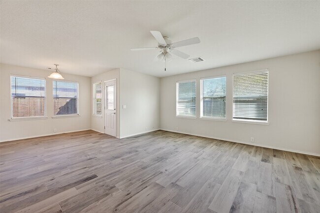 Building Photo - 827 Honeysuckle Vine Dr