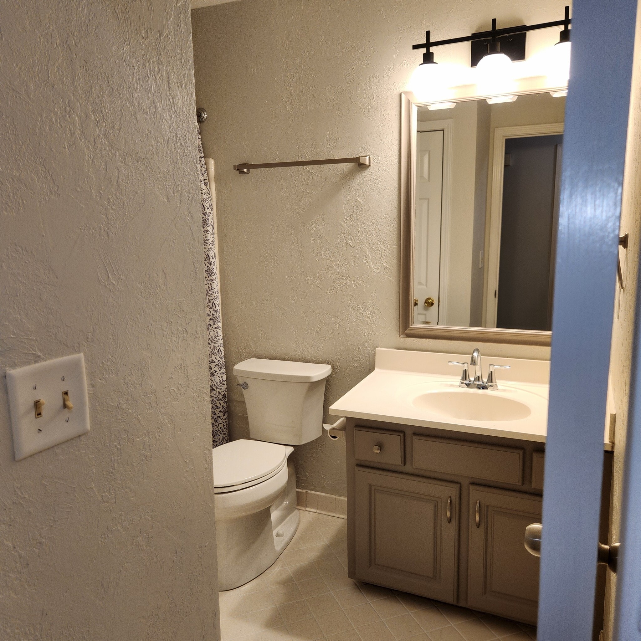 Hall Bathroom - 1447 Ridgeland Ct SW