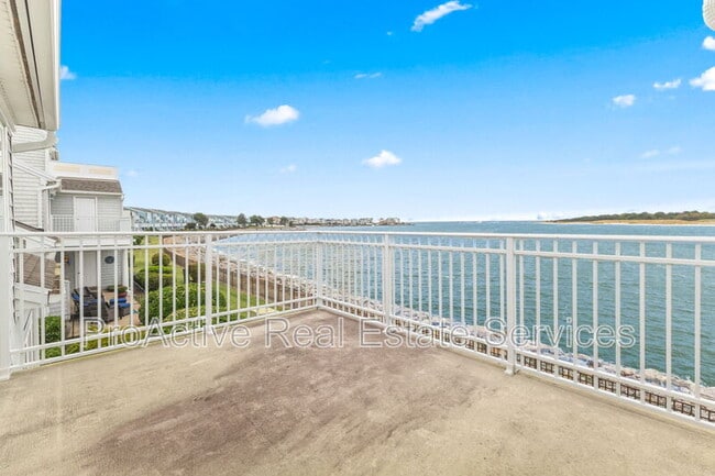 Building Photo - 9468 Bay Front Dr