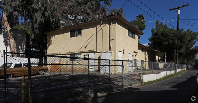 Building Photo - 5515-5525 Media Dr