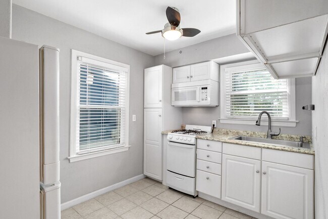 Building Photo - Chic French-ish Town-Cottage