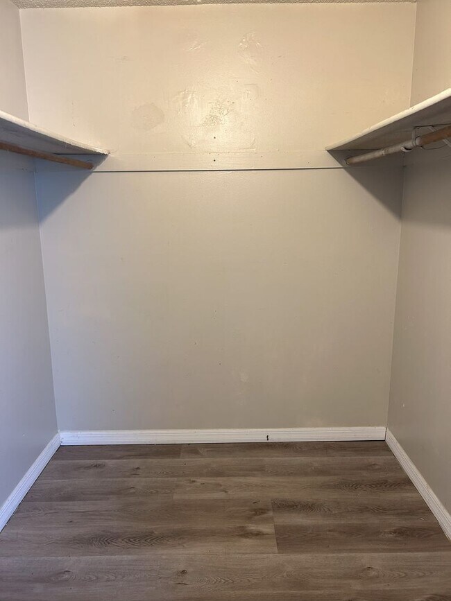 Building Photo - Gated Community 1 Bedroom 1.5 Bath Near Do...