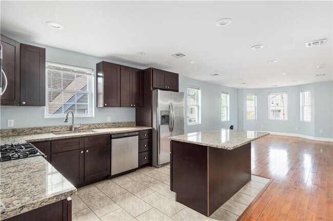 Building Photo - Charming 3-Bed, 1-Bath Providence Apartmen...