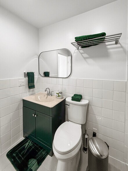 Building Photo - 1521 W 37th Pl