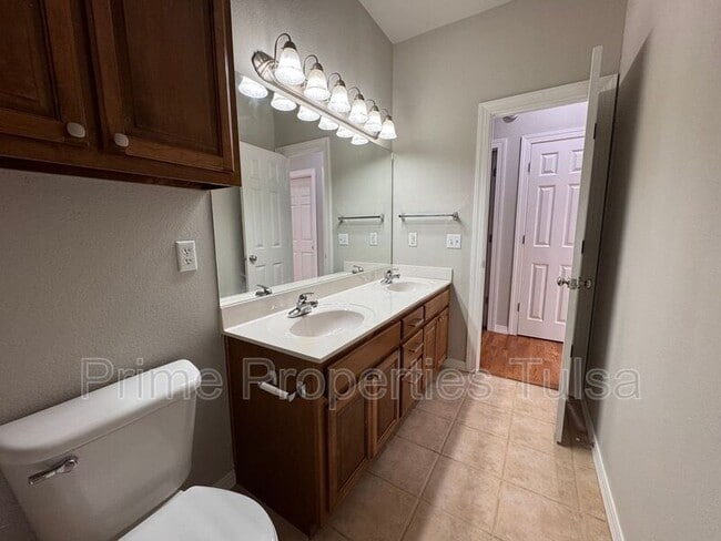 Building Photo - 528 North Willow Pl W