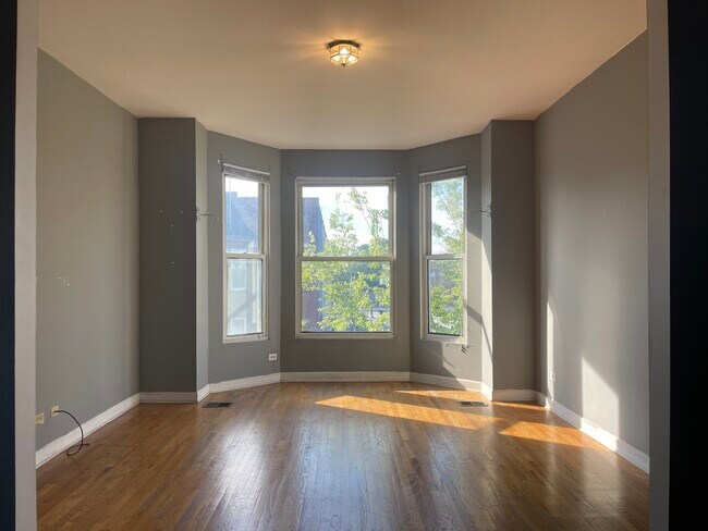 Building Photo - 3220 W Armitage Ave