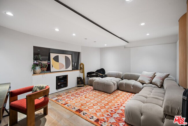 Building Photo - 9928 Toluca Lake Ave