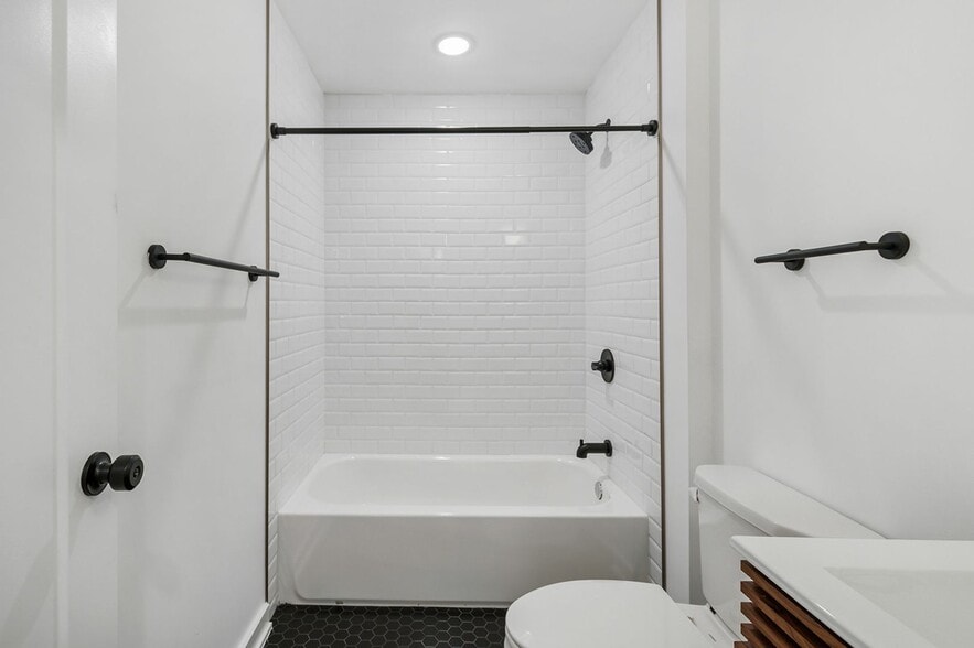 Building Photo - 2201 N Front St