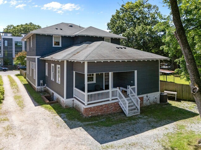 Building Photo - Gorgeous Renovation near Downtown Durham -...