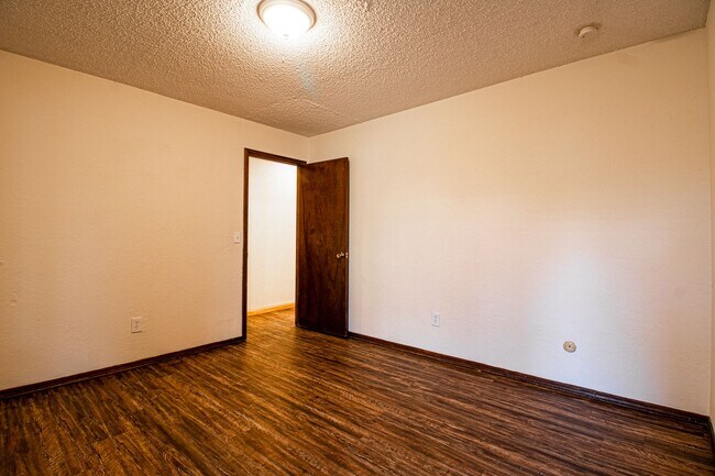 Building Photo - 3 Bed 1.5 Bath in Carl Albert School District