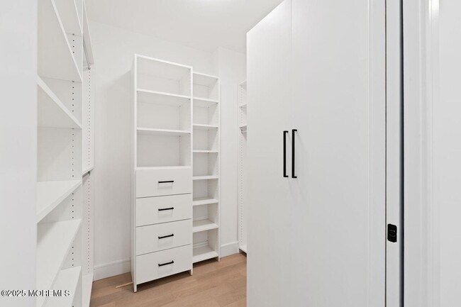 Building Photo - 139 Christopher Columbus Dr