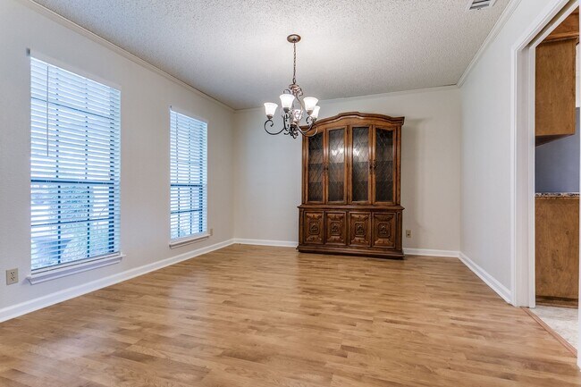 Building Photo - BEAUTIFUL SINGLE STORY HOME IN OAK HOLLOW