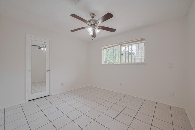 Building Photo - 12111 Pompano Ln