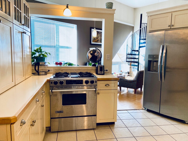 Building Photo - 145 Anderson St