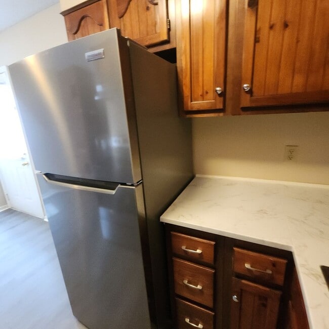 Building Photo - Updated Townhouse Apartment FOR RENT In Be...