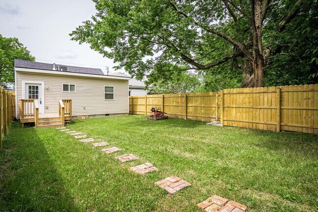 Building Photo - 806 Longfield Ave